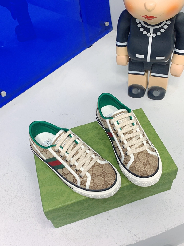 グッチ靴背面デザイン